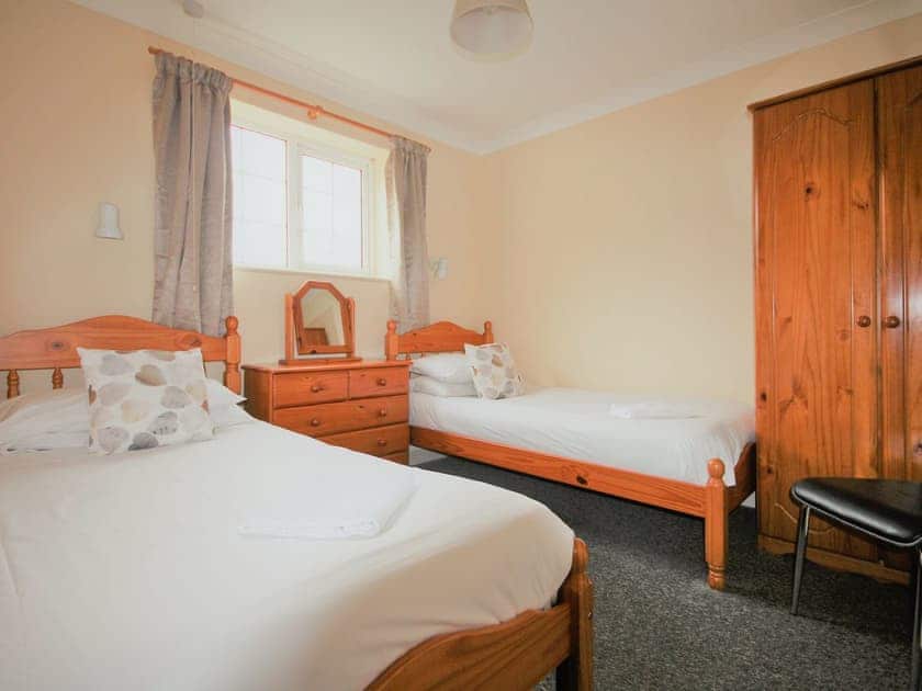 Spacious bedroom with double and single beds | Tom Putt - The Old Kennels Holidays, Ledbury