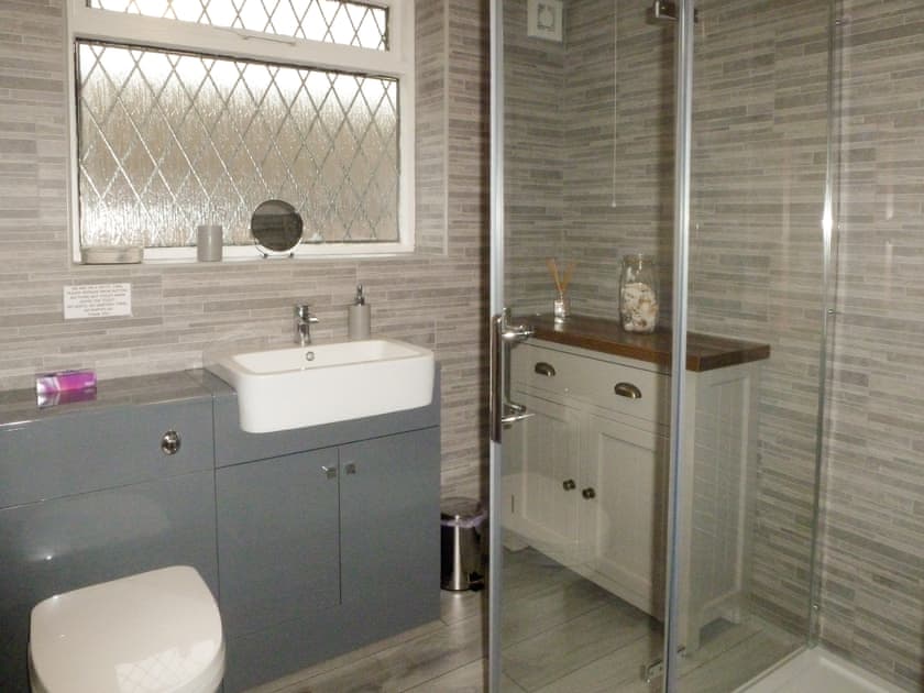 Modern shower room | Ash Cottage - Ashtree Court, Addlethorpe