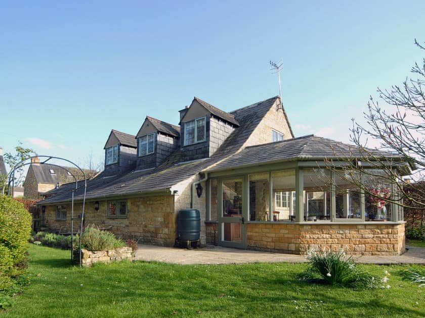 Walnut Cottage In Paxford Near Chipping Campden Gloucestershire