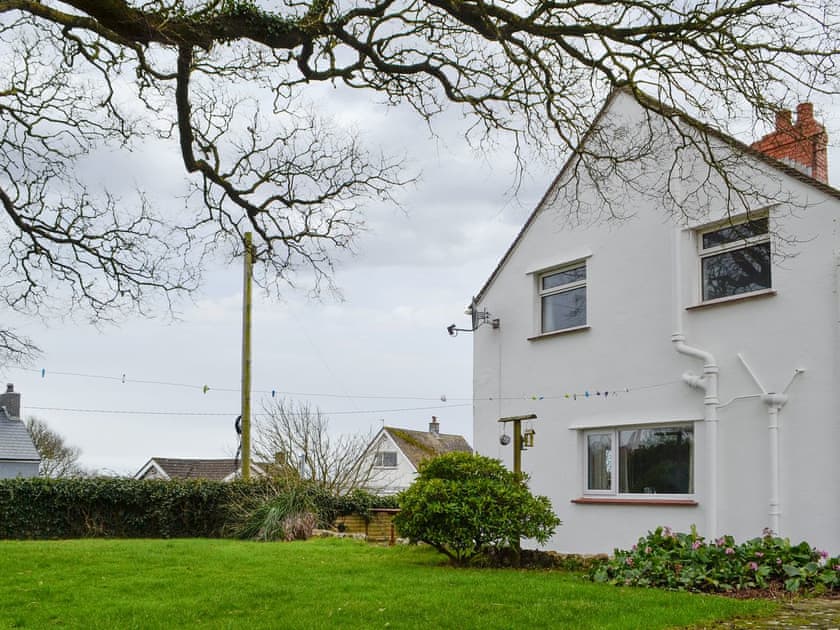 Lovely holiday home with lawned garden | Middleton Hall, Rhossilli, near Swansea