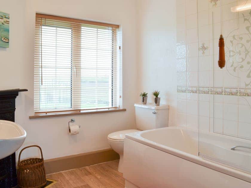 Bathroom with shower over the bath | St Cadoc Cottage, Harlyn Bay, near Padstow
