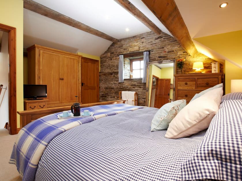 Comfortable bedroom with kingsize bed | Birch Cottage - Smallshaw Cottages, Millhouse Green, near Penistone