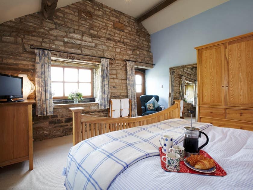 Tranquil bedroom with kingsize bed | Rowan Cottage - Smallshaw Cottages, Millhouse Green, near Penistone