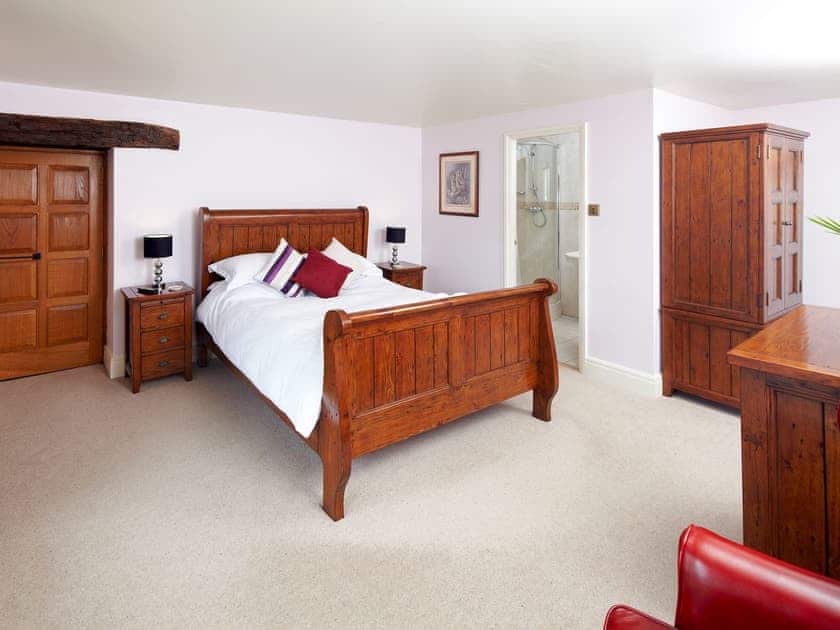 Bedroom with kingsize sleigh bed and en-suite | The Farmhouse - Smallshaw Cottages, Millhouse Green, near Penistone