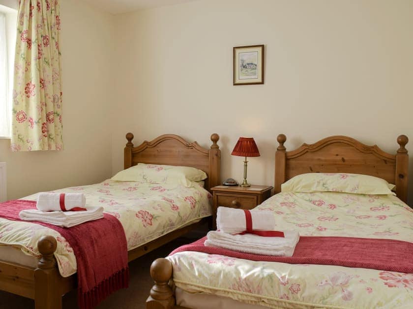 Light and airy twin bedroom | Amerdale Cottage, Kettlewell, near Buckden