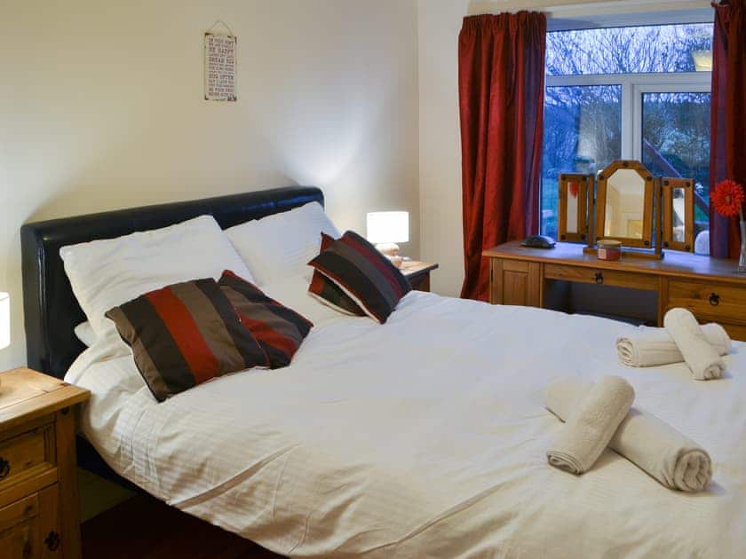 Relaxing en-suite double bedroom | Dove Cottage - Railway Cottages, Acklington, near Amble