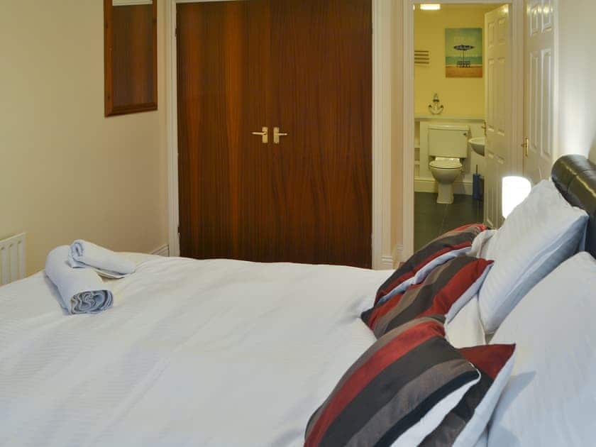 Peaceful en-suite double bedroom | Dove Cottage - Railway Cottages, Acklington, near Amble