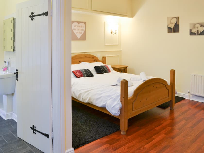 Comfortable en-suite double bedroom | Stable Cottage - Railway Cottages, Acklington, near Amble
