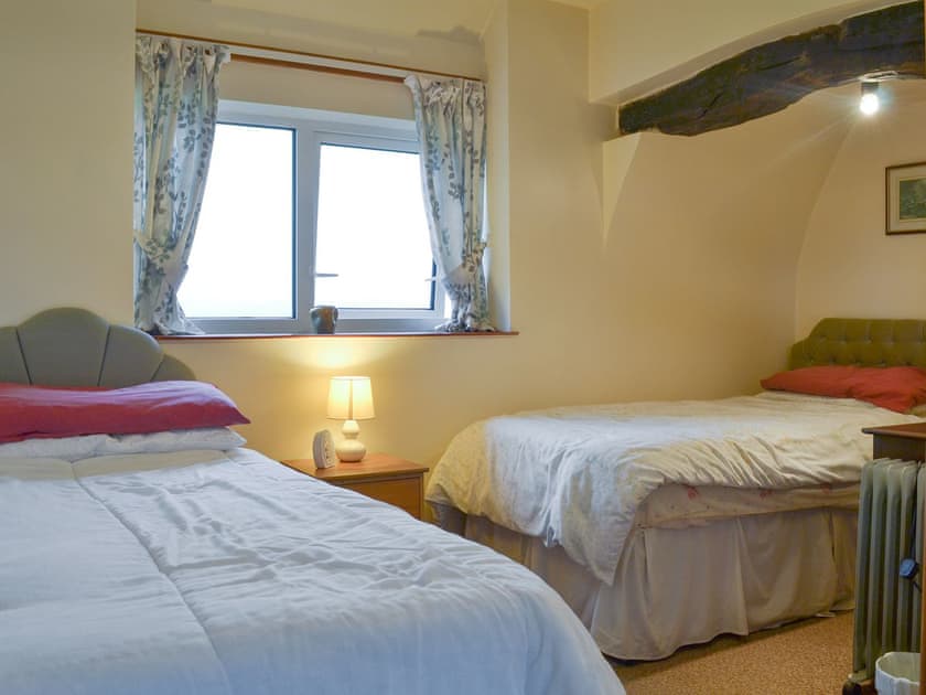 Relaxing twin bedroom | The Cottage Gallt y Balch, Bodorgan