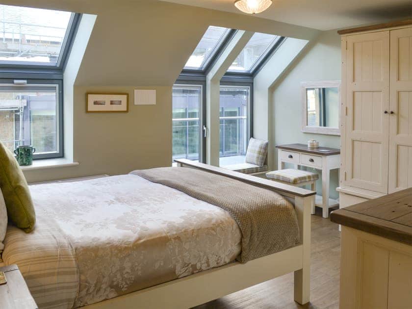 Light and airy en-suite double bedroom | Alnwick Old Brewery Apartment, Alnwick