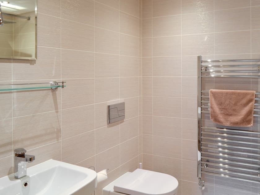 Family bathroom with heated towel rail | Alnwick Old Brewery Apartment, Alnwick
