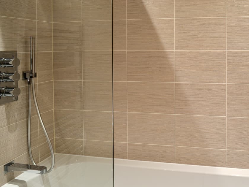 Family bathroom with shower over bath | Alnwick Old Brewery Apartment, Alnwick