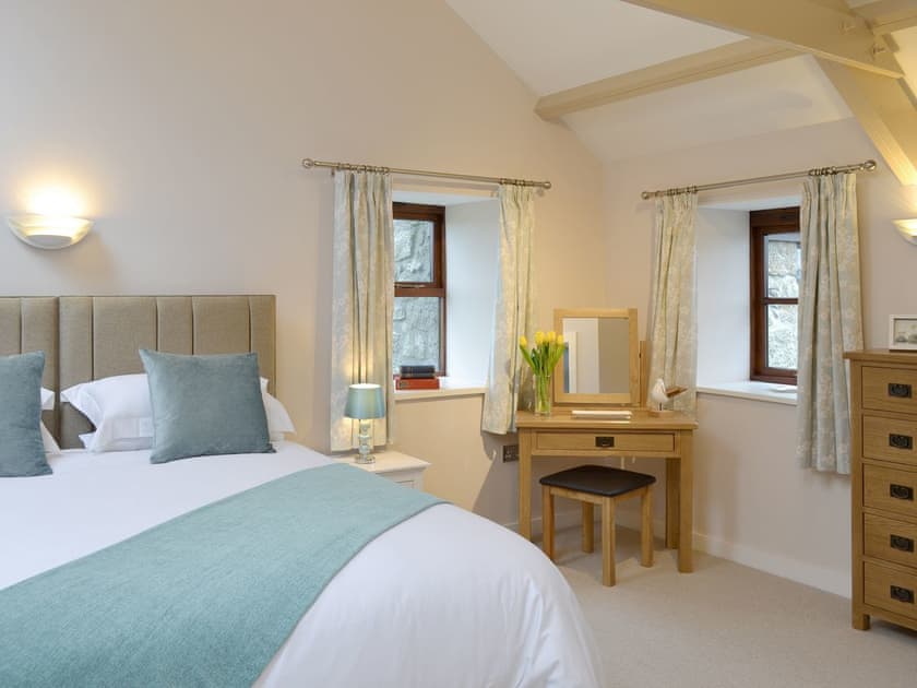 Dressing area within double bedroom | Dew Cottage, St Buryan, near Sennen