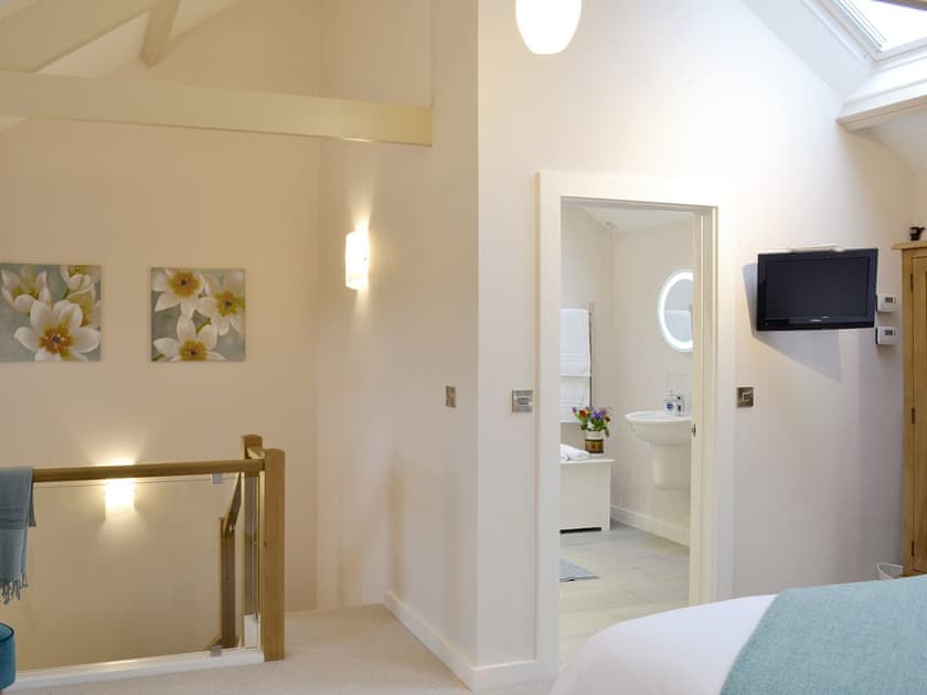 Double bedroom with en-suite shower room | Dew Cottage, St Buryan, near Sennen