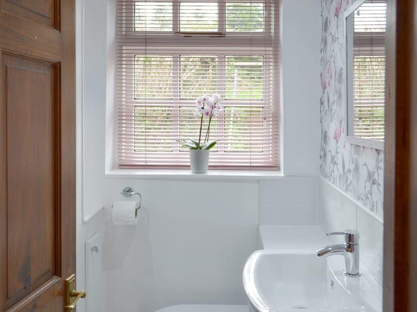 Family shower room | The Berry - Cobblestones, Marldon, near Paignton