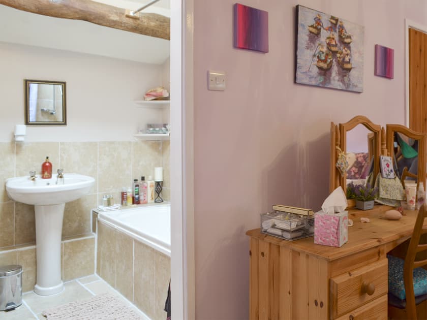 En-suite bathroom | Silk Hill Stables, Whaley Bridge near Buxton