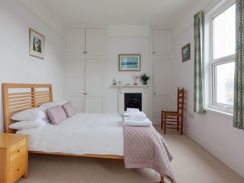 Well presented double bedroom | Clarence Hill 19, Dartmouth