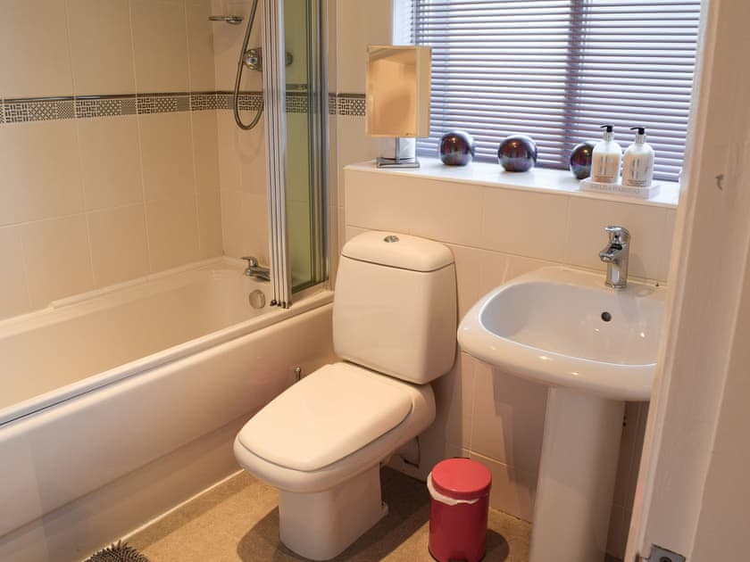 En-suite bathroom | The Old Stables, Windermere