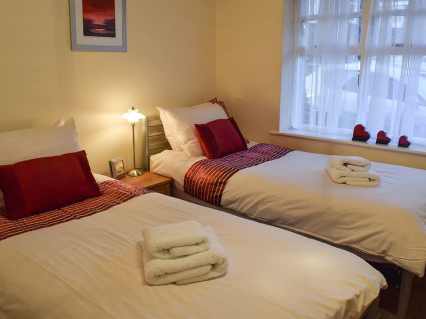 Twin bedroom with en-suite shower | The Old Stables, Windermere