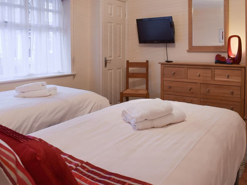 Twin bedroom with en-suite shower | The Old Stables, Windermere