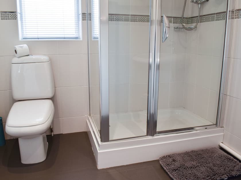 Twin bedroom with en-suite shower | The Old Stables, Windermere
