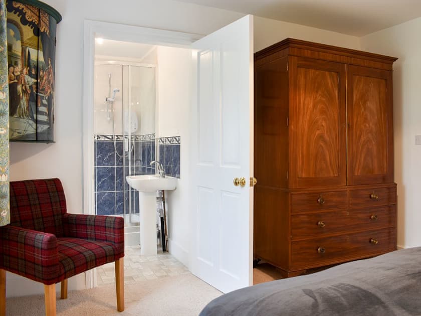 Relaxing bedroom with kingsize bed and en-suite | Grange Cottage, Ovington, near Richmond