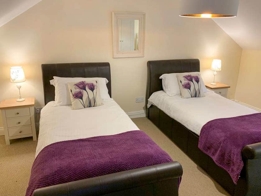 Good sized twin bedroom  | Rosemary Cottage, Withiel, near Bodmin