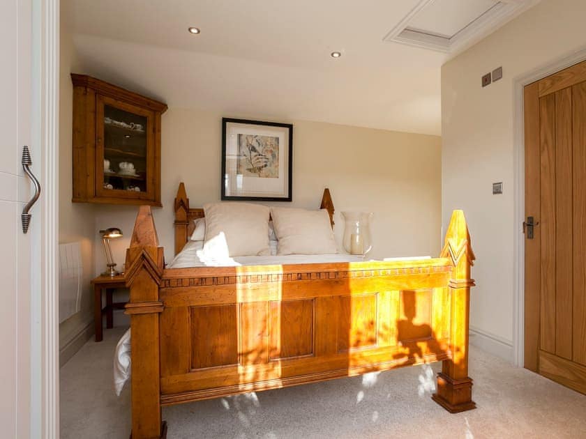 Relaxing bedroom with kingsize bed and en-suite | Holders Cottage, Rudford, near Gloucester
