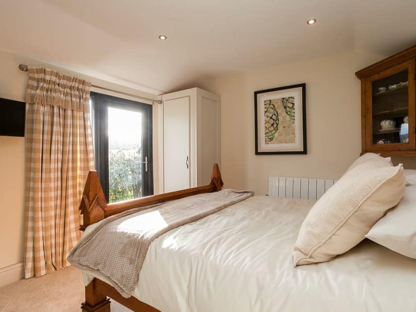 Relaxing bedroom with kingsize bed and en-suite | Holders Cottage, Rudford, near Gloucester