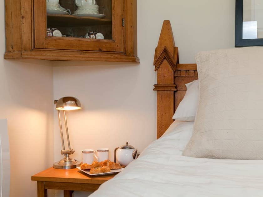 Relaxing bedroom with kingsize bed and en-suite | Holders Cottage, Rudford, near Gloucester