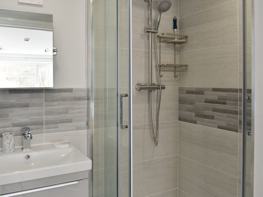 En-suite shower room | Camellia Cottage - Kilbol Country Cottages, Polmassick, near St Austell