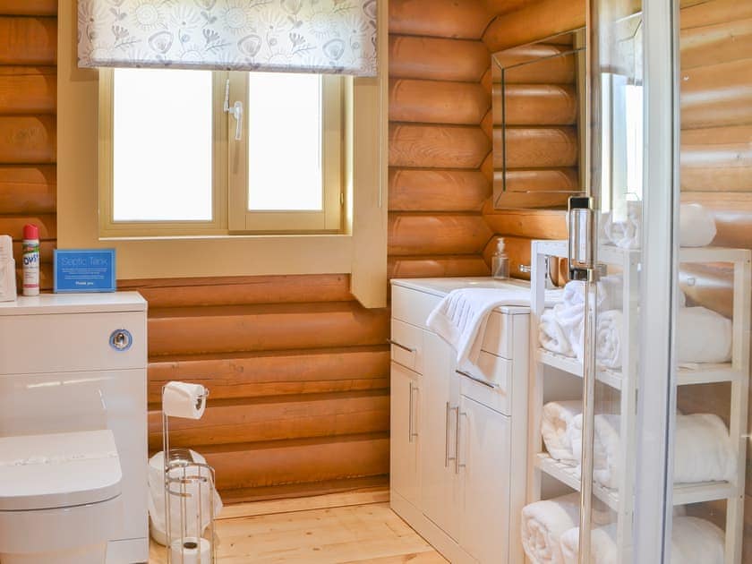 Family shower room | Vindomora Country Lodges - Housesteads Lodge - Vindomora Country Lodges , Ebchester, near Consett