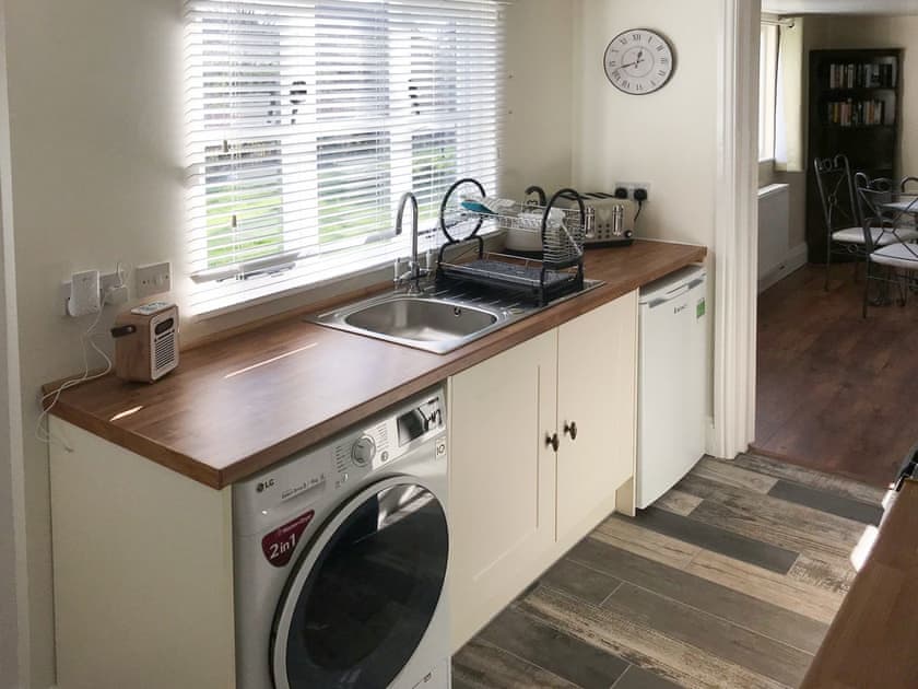 Well-equipped kitchen | Tiptoe, Steeple Ashton, near Trowbridge