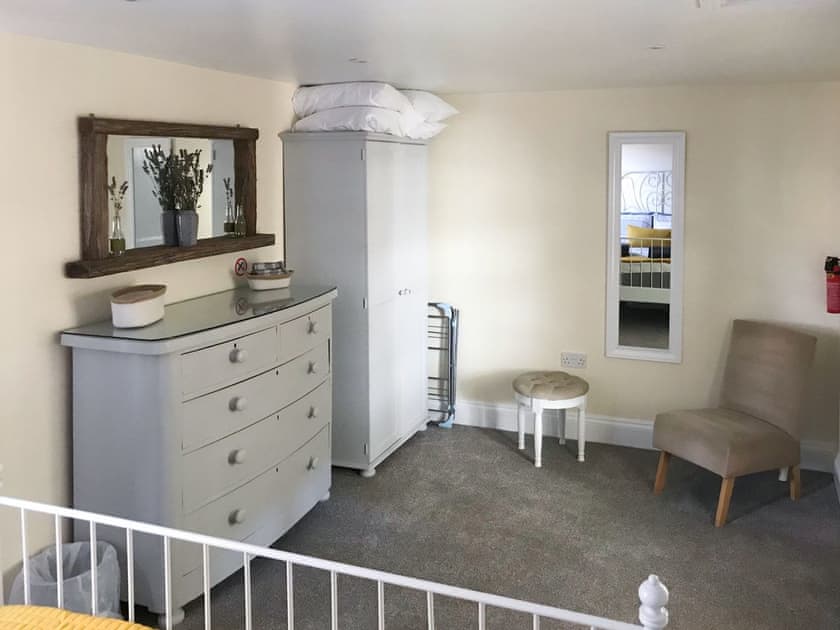 Peaceful double bedroom | Tiptoe, Steeple Ashton, near Trowbridge