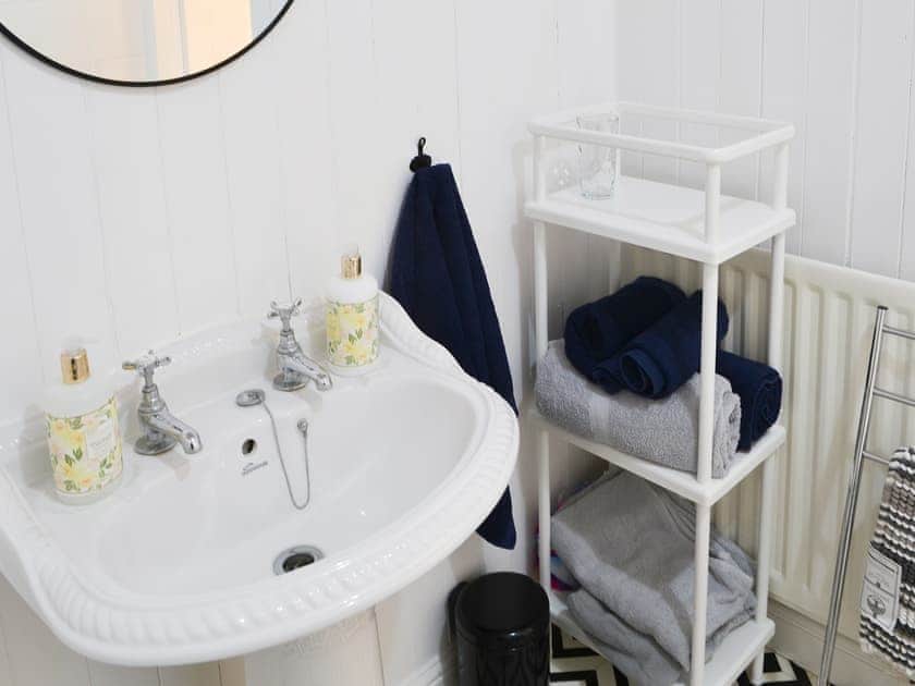 Lovely bathroom | Beachcomber Cottage, Newbiggin-by-the-Sea, near Morpeth