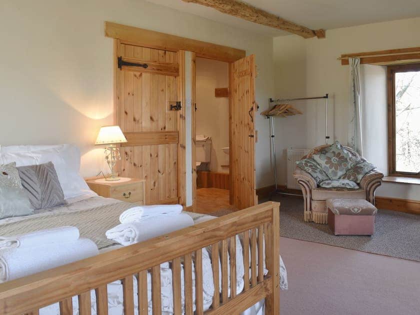 Spacious master bedroom with en-suite | Foxcote at Newcourt Farm - Foxcote and Glen Cottages at Newcourt Farm, Marstow, near Ross-on-Wye