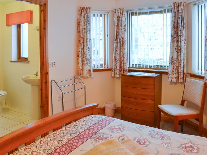 Relaxing bedroom with en-suite | Glen Apartment, Aviemore