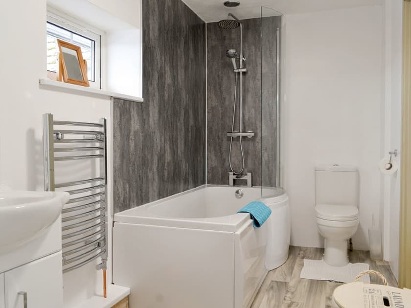 En suite bathroom with shower over bath | Holemoor Cottage, Pyworthy, near Holsworthy