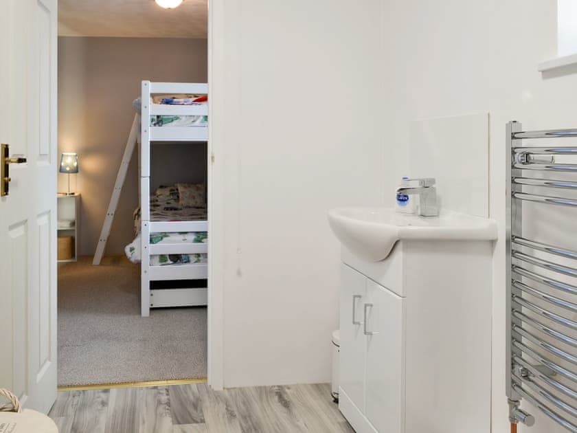 En suite bathroom with shower over bath | Holemoor Cottage, Pyworthy, near Holsworthy