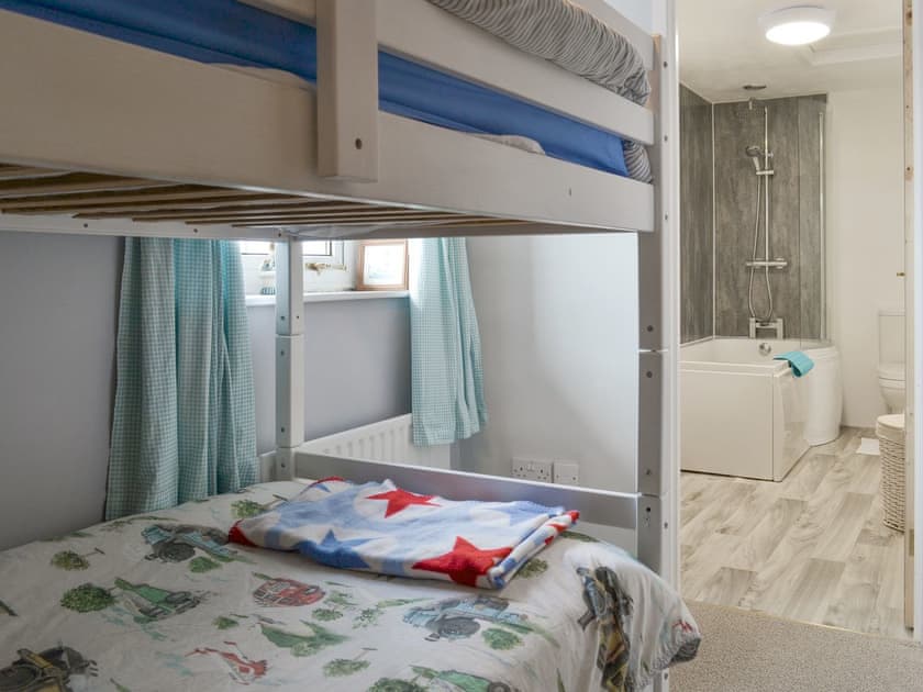 Light and airy bunk bedroom | Holemoor Cottage, Pyworthy, near Holsworthy