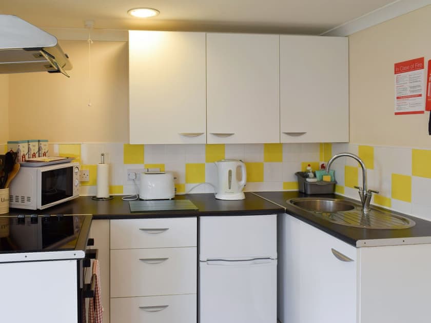 Well-equipped fitted kitchen | Woodland Lodge, Rustington, near Littlehampton