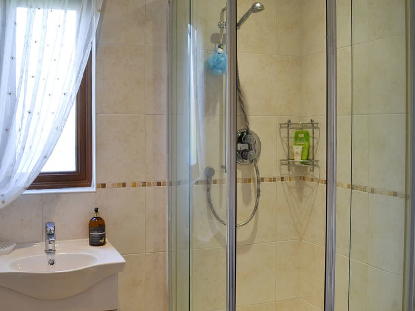 En-suite shower room | Yorkshire Rose Holiday Lodge, Sewerby, near Bridlington
