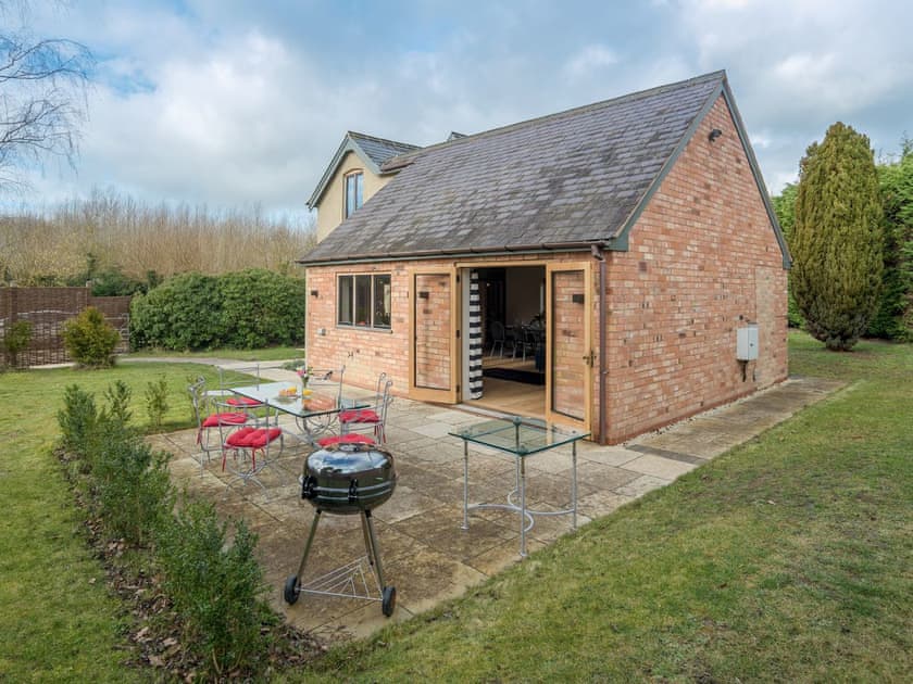 Wonderful holiday home with enclosed garden | Station Lodge, Stretton-on-Fosse, near Moreton-in-Marsh