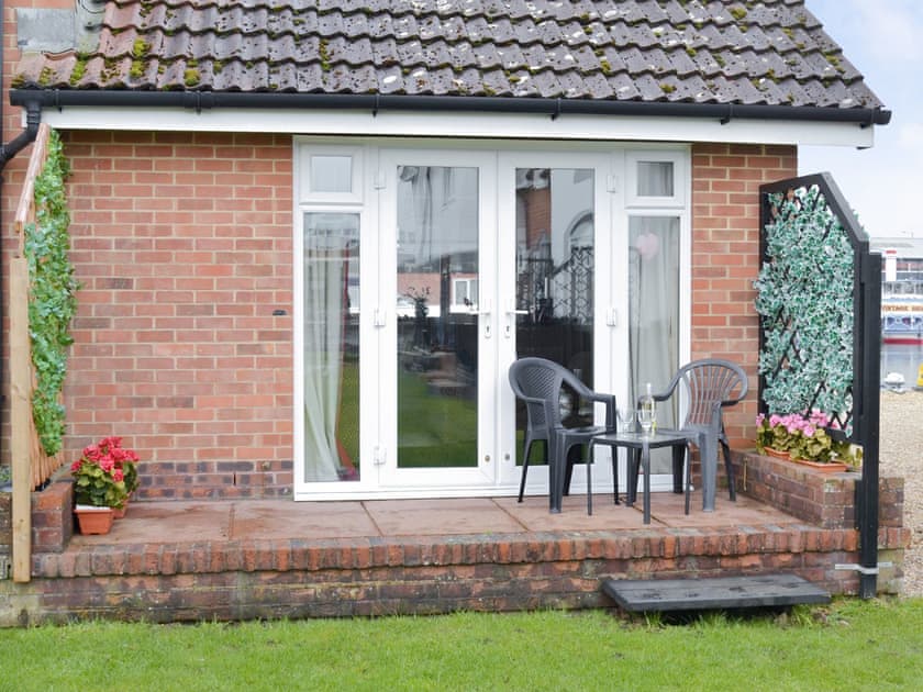 Attractive patio area | Puffin Cottage, Wroxham
