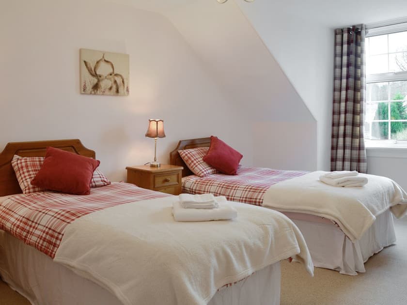 Light and airy twin bedroom | Burnbrae Cottage, Bridgend of Lintrathen, near Forfar