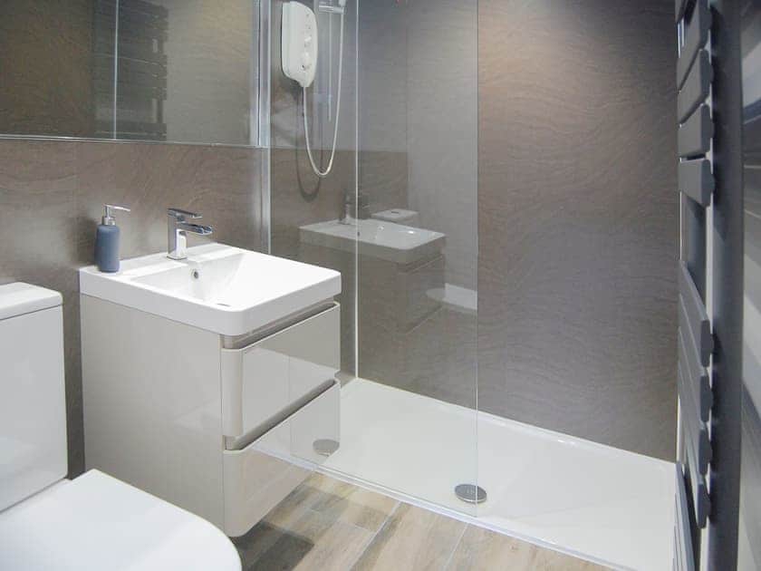Wonderful second bathroom with walk-in shower | Garden Cottage - Hole House Farm Cottages, Pooley Bridge, nr. Ullswater