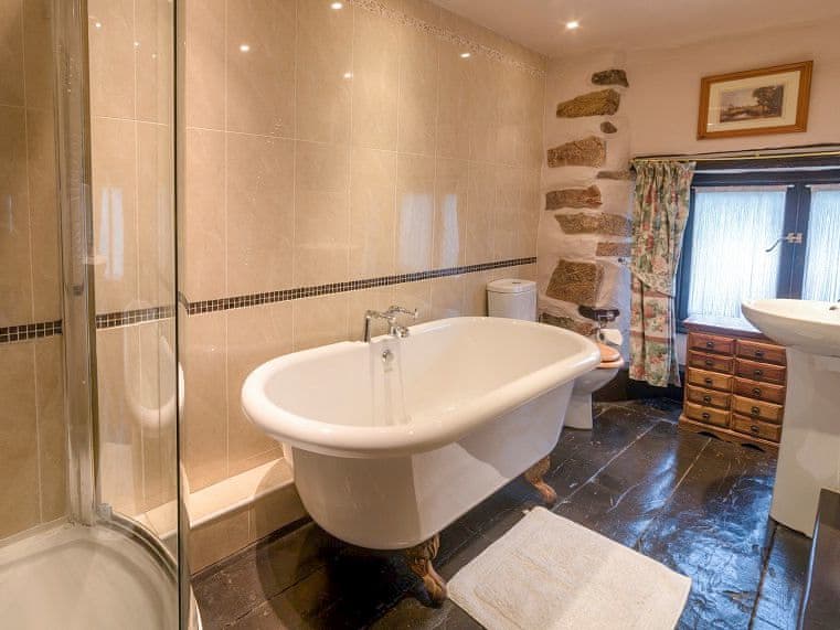 Stylish 3-piece bathroom with shower over bath | Bridge End Farmhouse - Bridge End Farm Cottages, Boot, near Eskdale