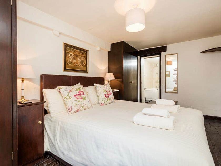 Tranquil bedroom with kingsize bed and en-suite | Bridge End Farmhouse - Bridge End Farm Cottages, Boot, near Eskdale
