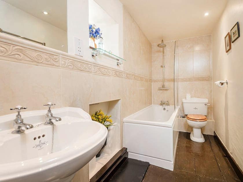 En-suite bathroom | Bridge End Farmhouse - Bridge End Farm Cottages, Boot, near Eskdale