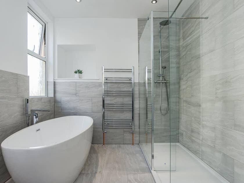 Attractive bathroom | Chy-an-Brae, Newquay